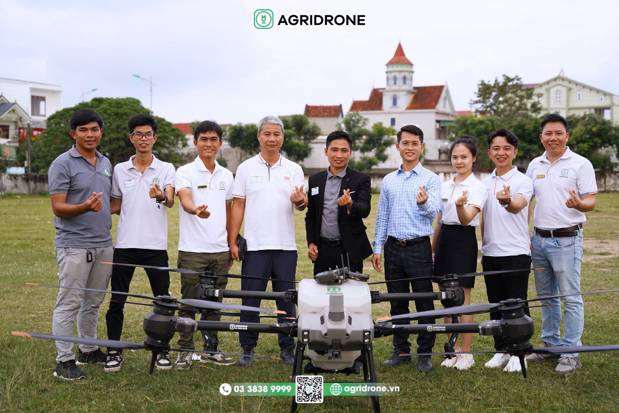 Khai trương trung tâm dịch vụ máy bay nông nghiệp đầu tiên tại Nghệ An