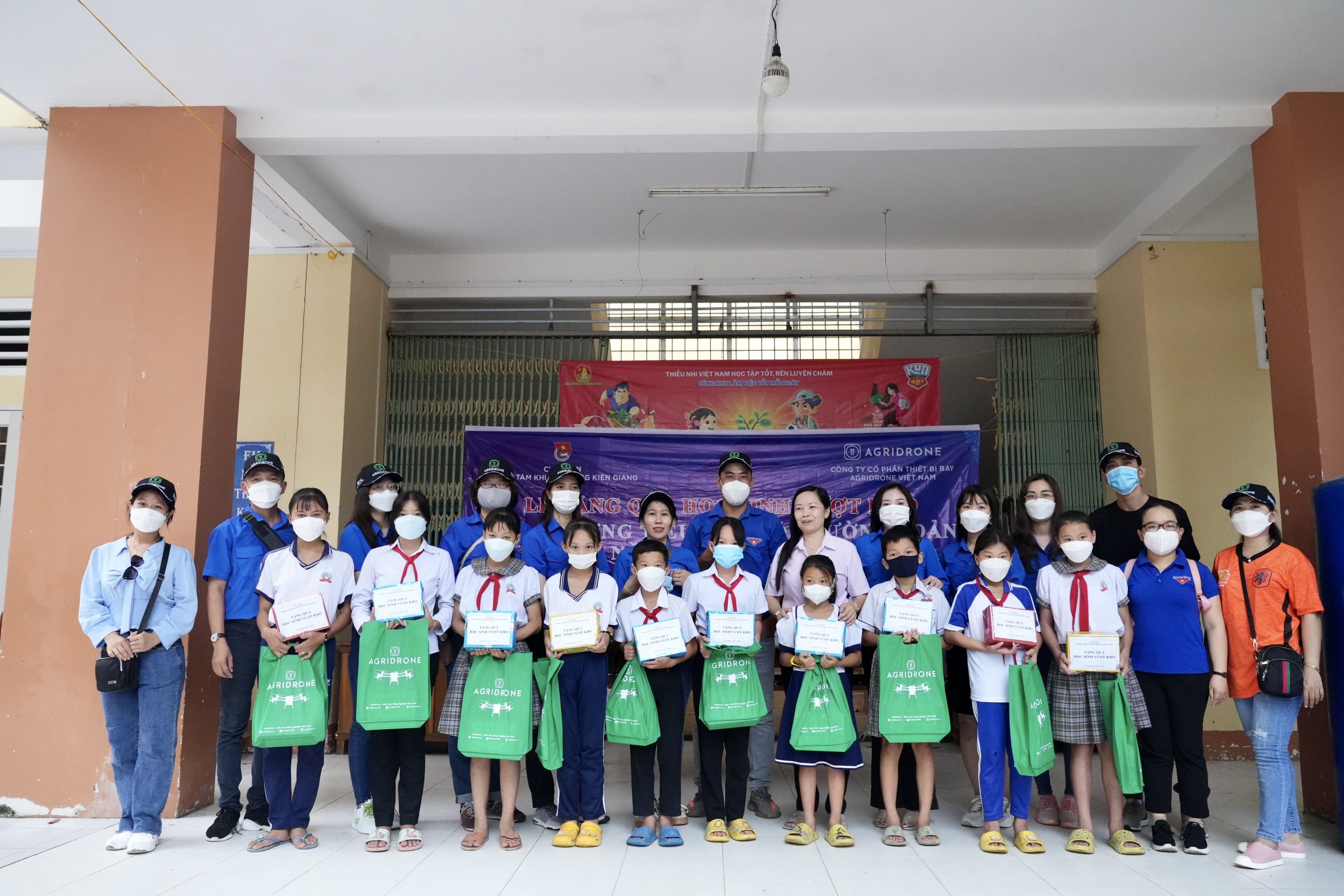 AgriDrone tặng quà Hòn Sơn