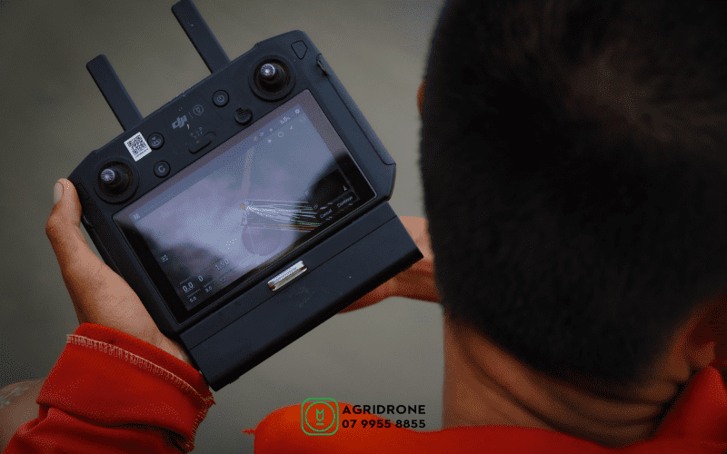 Tay cầm điều khiển của máy bay nông nghiệp DJI T30