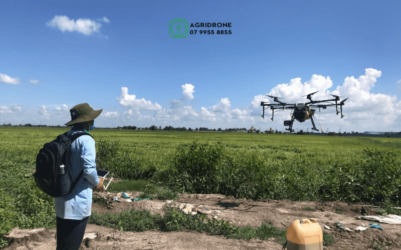 Nguoi-van-hanh-phai-luon-giu-khoang-cach-an-toan-voi-may-bay-nong-nghiep