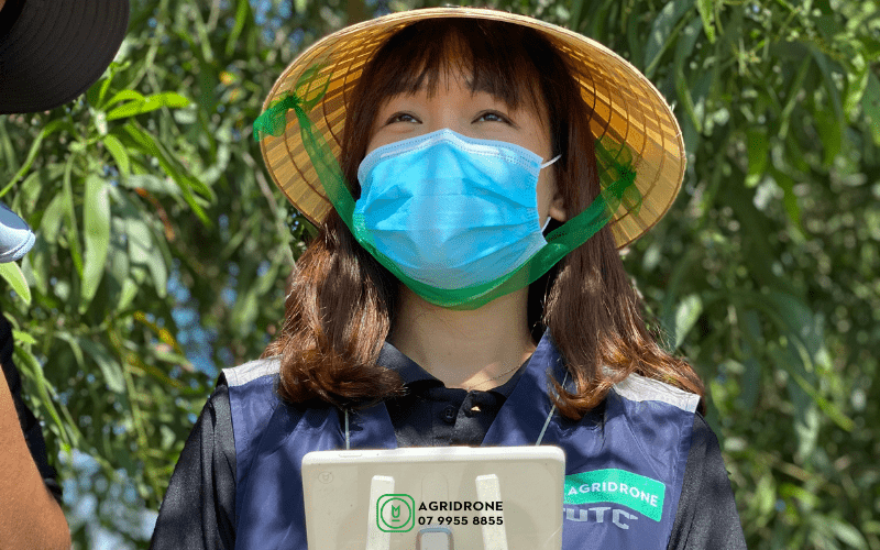 Là người mẹ và cũng là một phi công lái máy bay nông nghiệp 2 nu-phi-cong-lai-may-bay-nong-nghiep