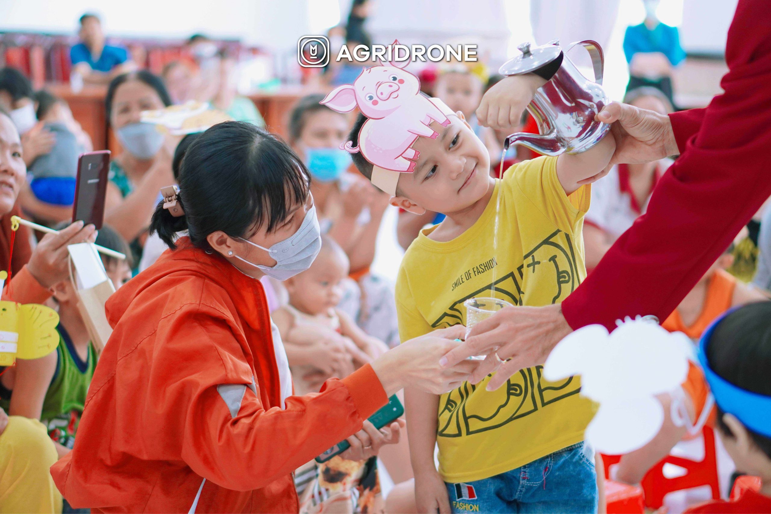 Những gian hàng vui chơi thu hút các bạn nhỏ 