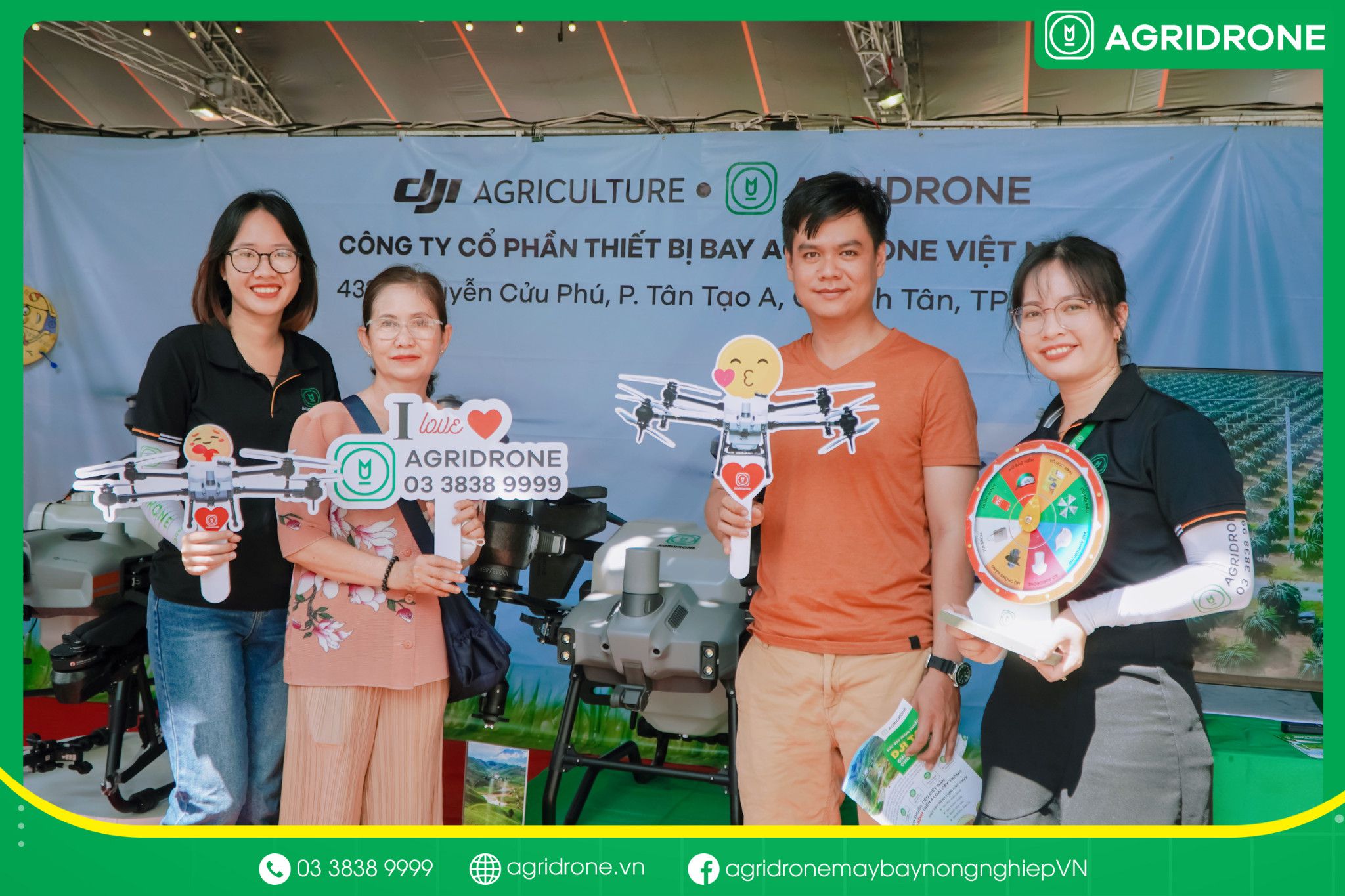 AgriDrone tham gia Lễ hội trái cây Long Khánh và Tuần lễ tôn vinh trái cây và sản phẩm OCOP tỉnh Đồng Nai năm 2023 2 Khách tham quan tham gia check-in và nhận nhiều phần quà hấp dẫn từ chương trình