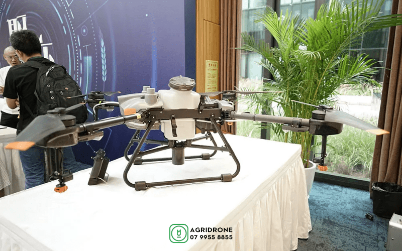 Máy bay nông nghiệp DJI T10: Phun thuốc, rải hạt và bón phân