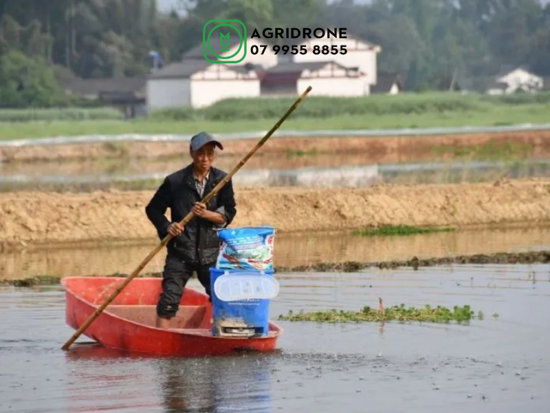 Máy xịt thuốc 3 trong 1: phun thuốc, rải hạt và bón phân 2 may bay phun thuoc 4