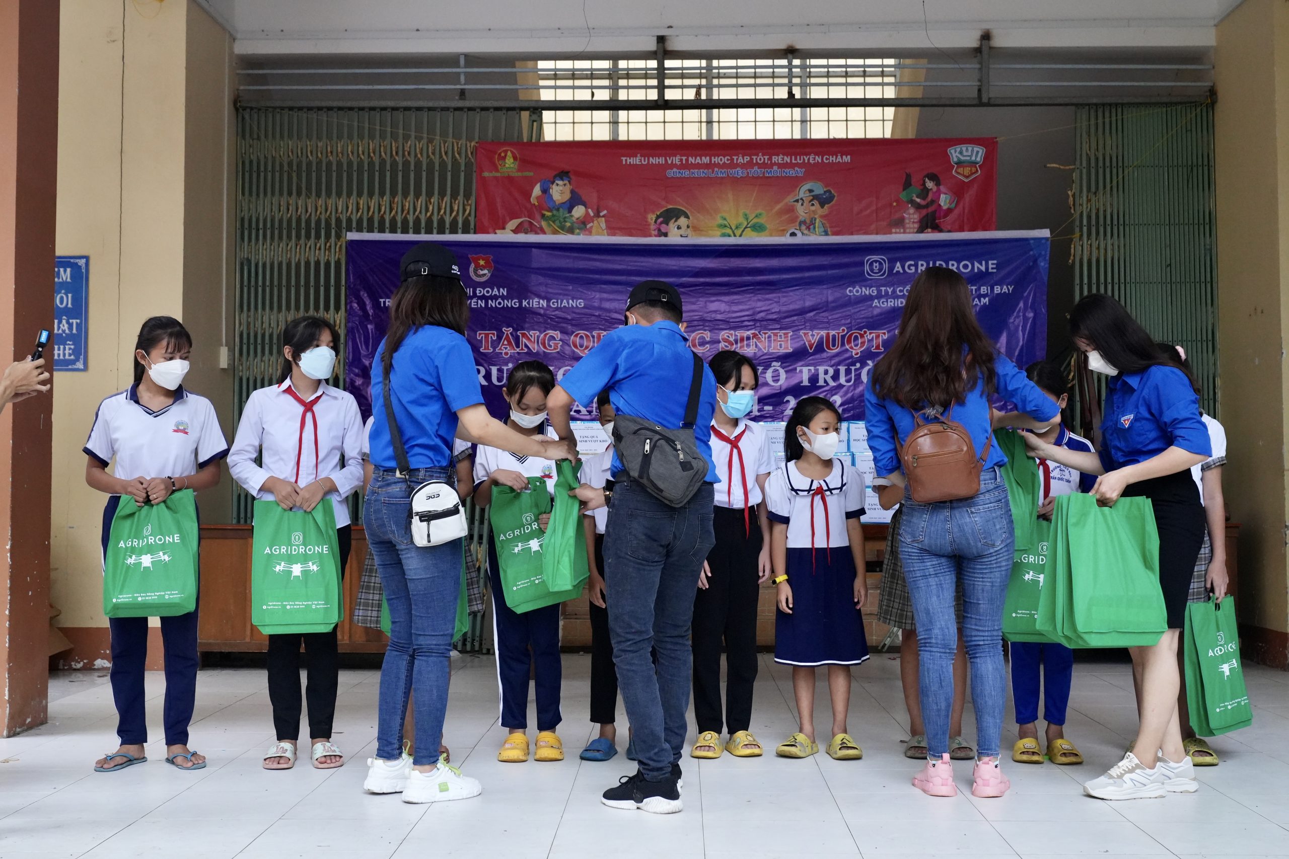AgriDrone tặng quà Hòn Sơn