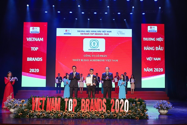 AgriDrone Viet Nam nhan giai thuong top 10 thuong hieu viet nam 8