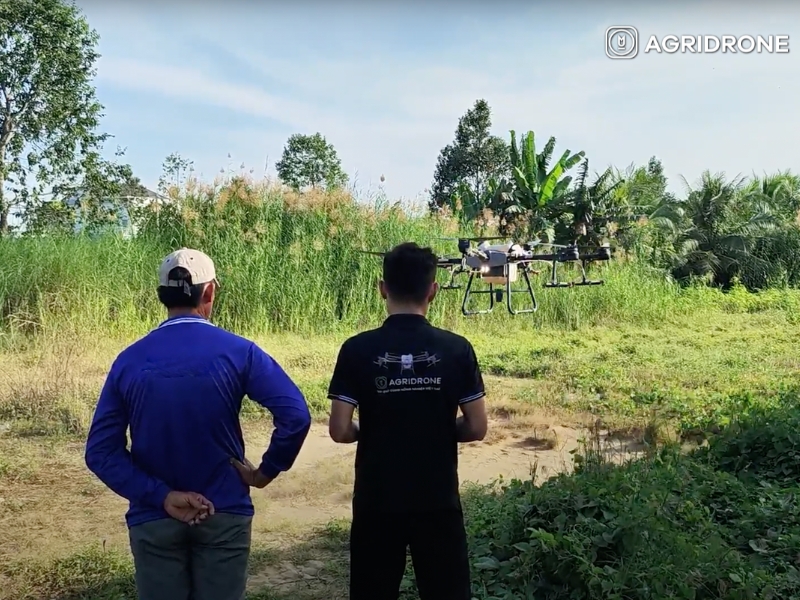 Kỹ thuật viên AgriDrone test máy trước khi bàn giao lại cho khách