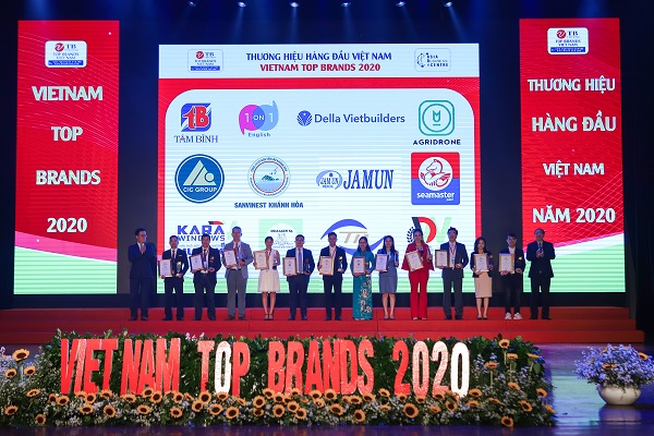 AgriDrone Viet Nam nhan giai thuong top 10 thuong hieu viet nam 9