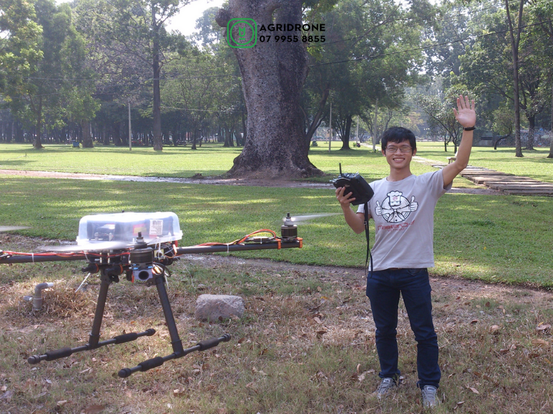 Nguyen Van Thien Vu ben nhung chiec Drone dau tien do anh nghien cuu