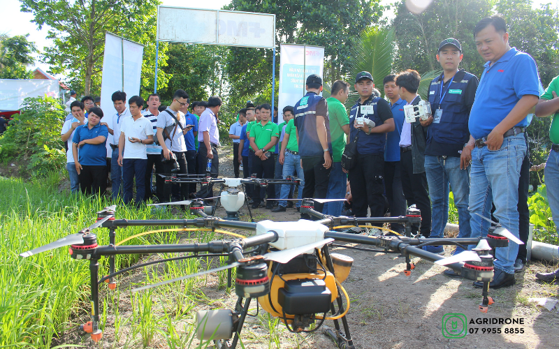 Nhan-vien-ky-thuat-AgriDrone-Viet-Nam-chuan-bi-phun-thuoc-tren-canh-dong