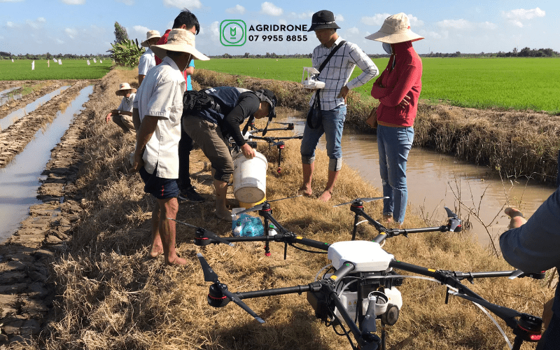 Phun thuoc tru sau su dung may bay nong nghiep DJI Agras MG 1P