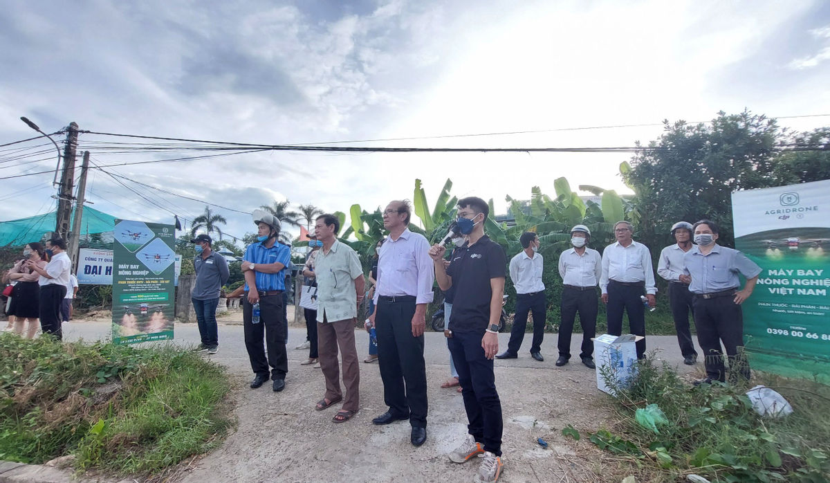 Đông đảo người "mục sở thị" máy bay không người lái phun thuốc bảo vệ thực vật