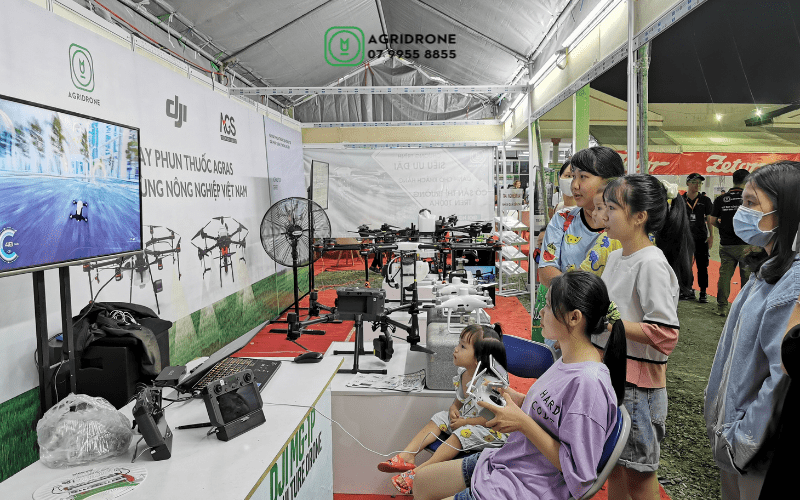 khach-tham-quan-tham-gia-trai-nghiem-voi-phan-mem-simulator-tren-may-tinh