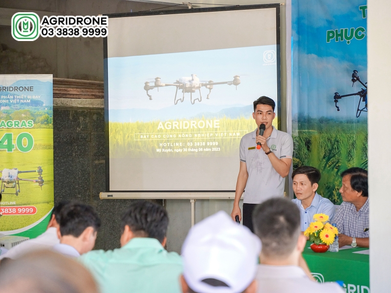 Drone AgriDrone trinh dien may bay phun thuoc tai Soc Trang 1