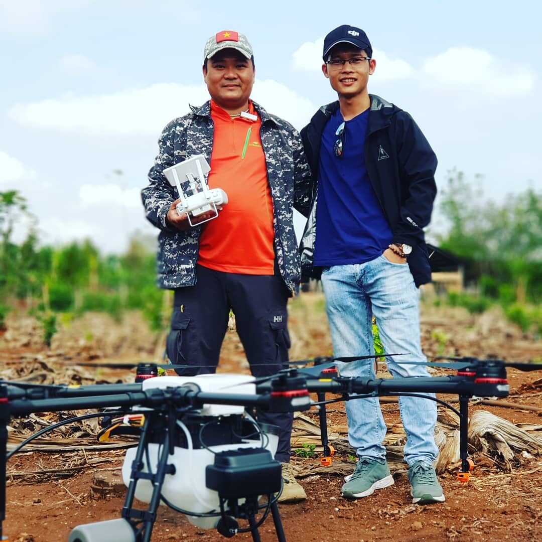 Nguyễn Văn Thiên Vũ, CEO AgriDrone Việt Nam: “Thị trường máy bay nông nghiệp lúc đó là quá lớn, thất bại hay không là do mình”. 5 Nguyen-Van-Thien-Vu-chup-anh-luu-niem-ben-may-bay-phun-thuoc