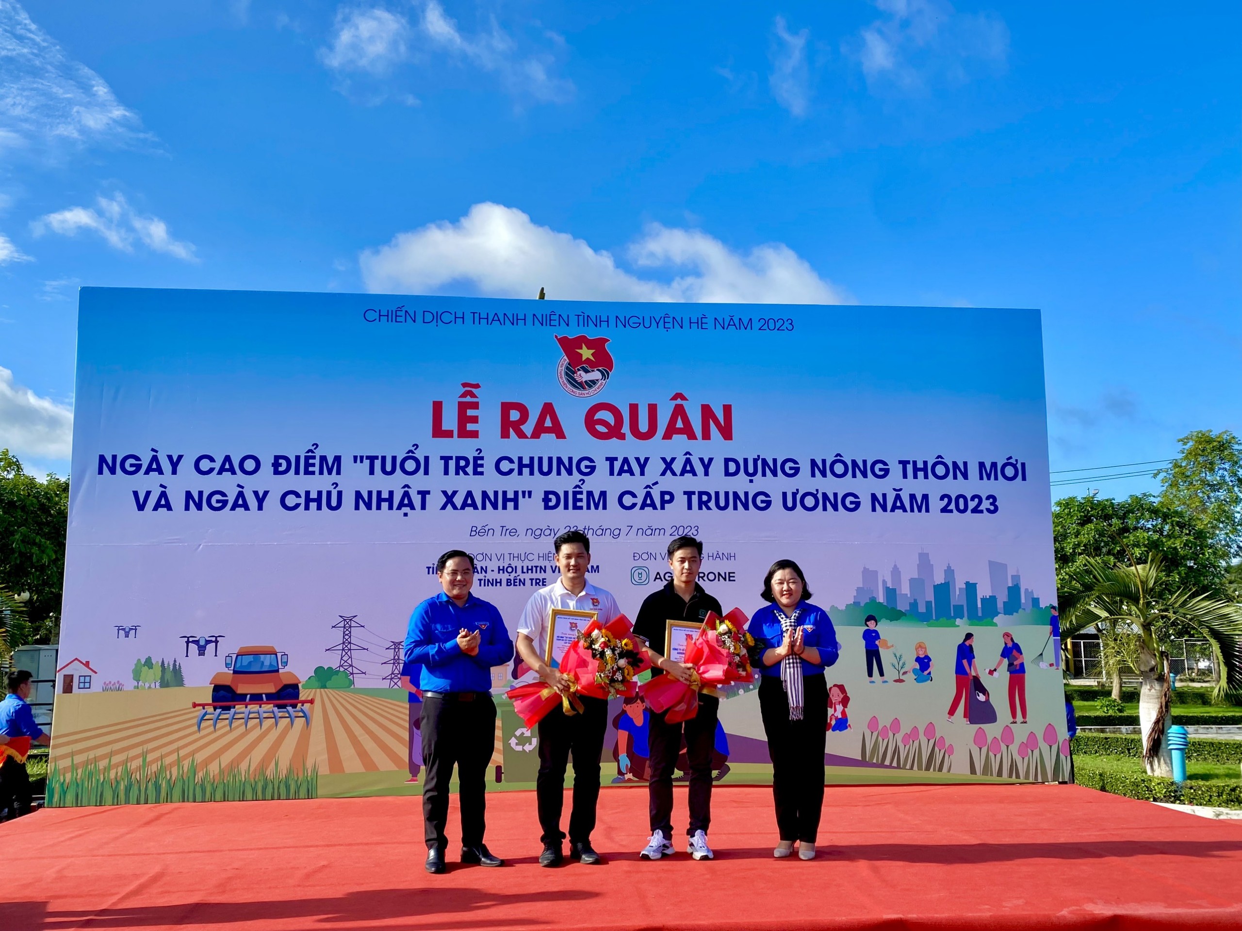 Tiến hành lễ ra quân ngày cao điểm “Tình nguyện chung tay xây dựng nông thôn mới và Ngày Chủ nhật xanh” cấp Trung Ương năm 2023 tại Bến Tre