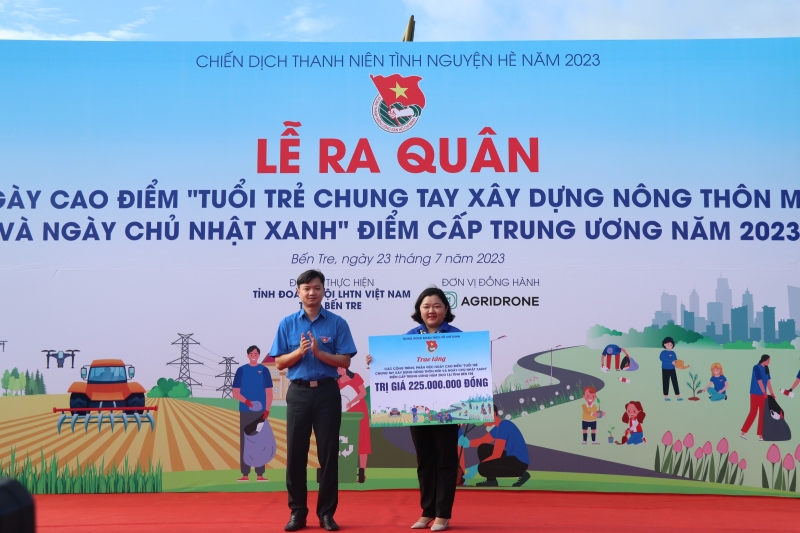 Tiến hành lễ ra quân ngày cao điểm "Tình nguyện chung tay xây dựng nông thôn mới và Ngày Chủ nhật xanh" cấp Trung Ương năm 2023 tại Bến Tre 2 Trung ương Đoàn TNCS Hồ Chí Minh trao bảng tượng trưng hỗ trợ tỉnh đoàn Bến Tre nguồn lực xây dựng nông thôn mới