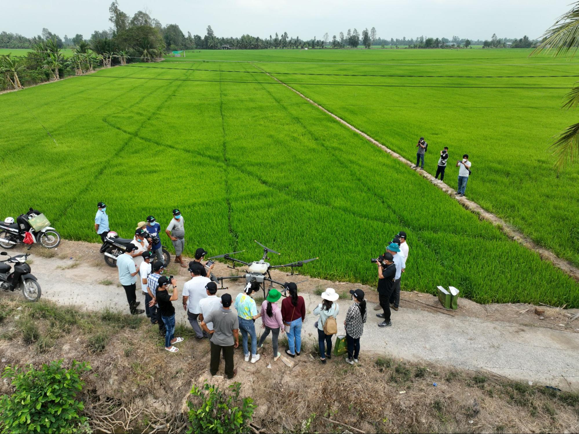AgriDrone làm ruộng không dấu chân