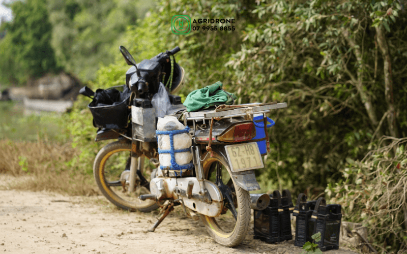 Khi-di-phun-may-bay-phun-thuoc-duoc-van-chuyen-bang-xe-may