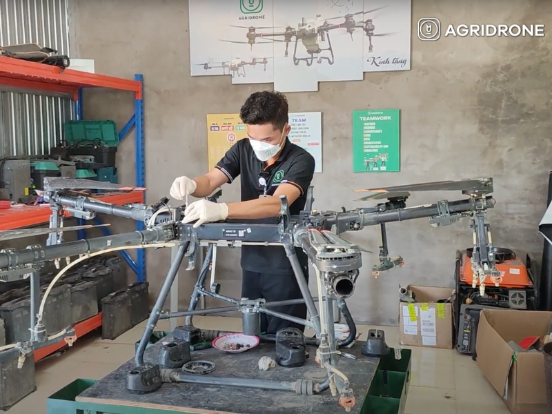 Chiếc máy bay DJI T30 được kỹ thuật viên nhanh chóng sửa chữa tại trạm AgriDrone Tháp Mười, Đồng Tháp