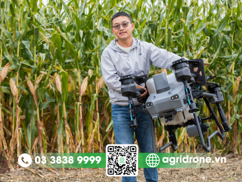 Vệ sinh máy bay nông nghiệp sau một ngày đi phun