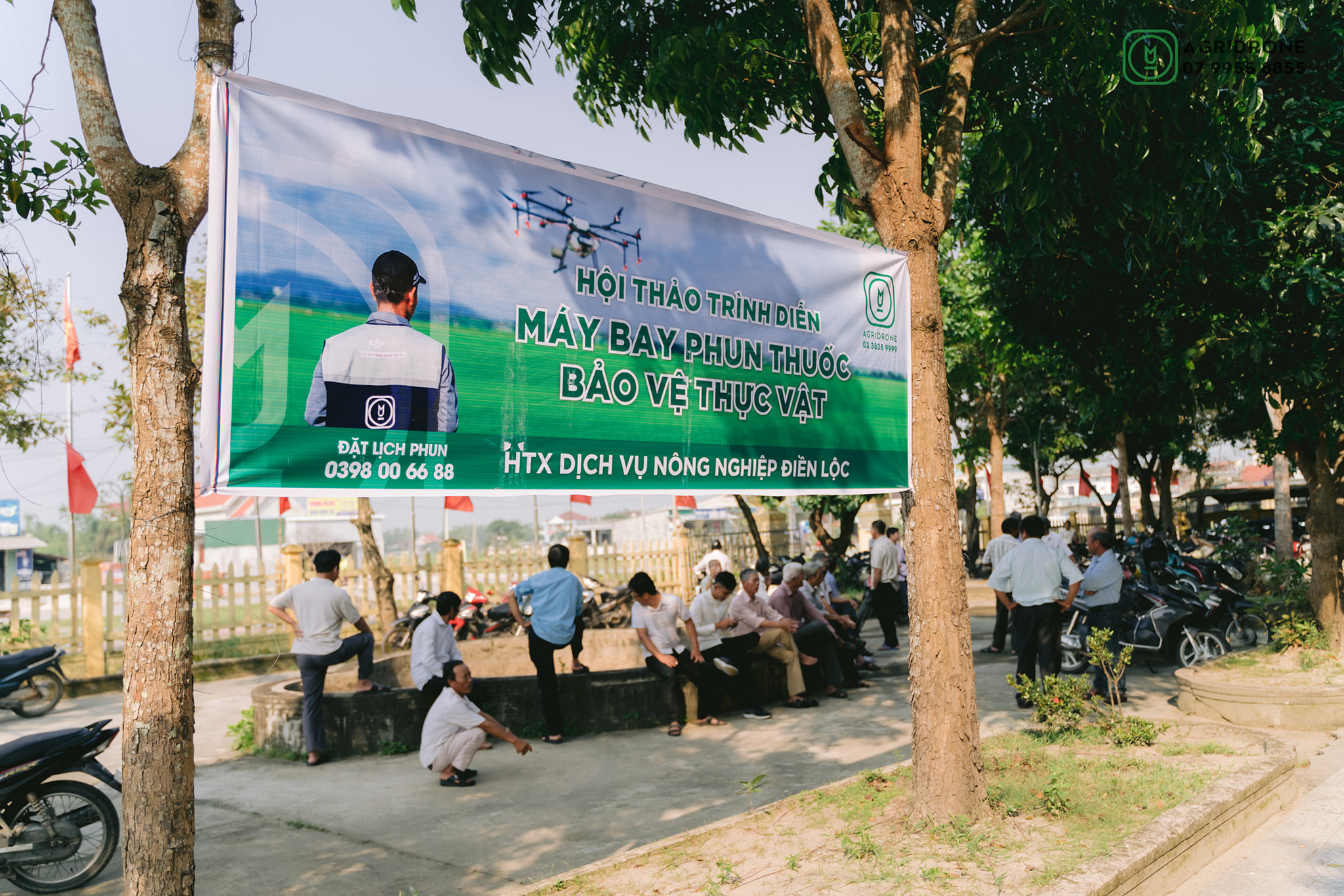 Agridrone giới thiệu máy bay phun thuốc cho lúa và sen tại Phong Điền, Huế