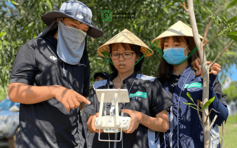 Là người mẹ và cũng là một phi công lái máy bay nông nghiệp 3 nu-phi-cong-lai-may-bay-nong-nghiep
