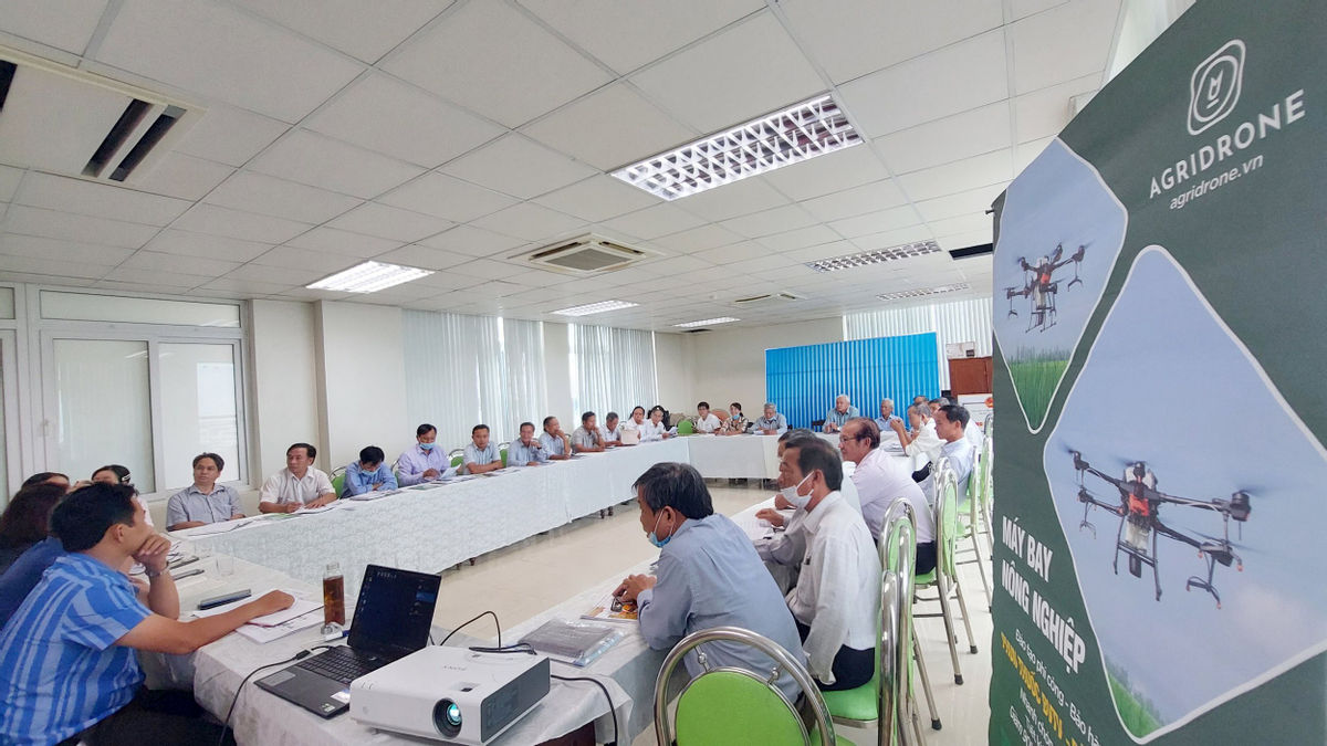 Buổi giới thiệu về máy bay không người lái phun thuốc với đại diện các HTX nông nghiệp tại Huế