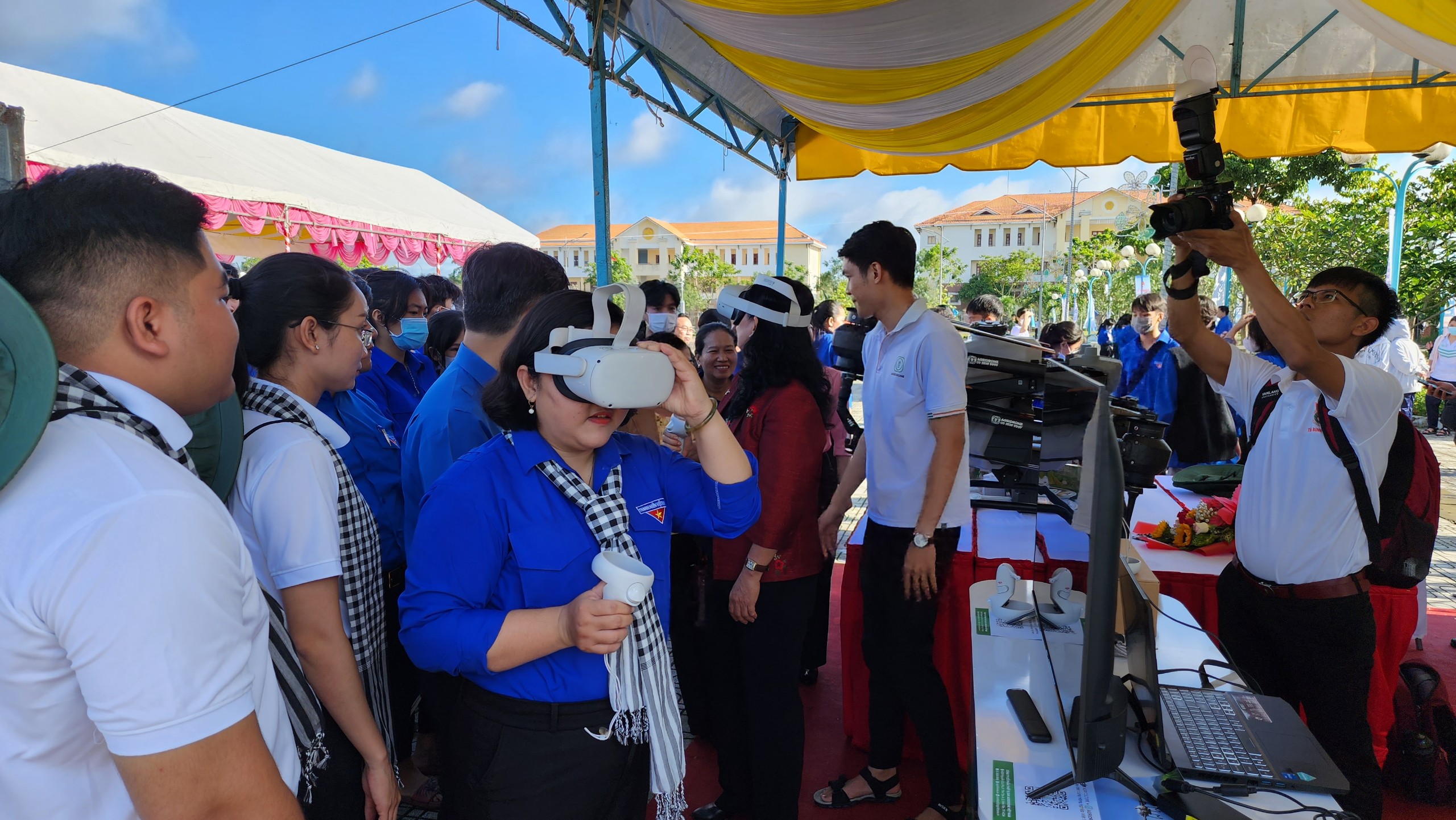 Tiến hành lễ ra quân ngày cao điểm "Tình nguyện chung tay xây dựng nông thôn mới và Ngày Chủ nhật xanh" cấp Trung Ương năm 2023 tại Bến Tre 5 Tham quan gian hàng ảo metaverse