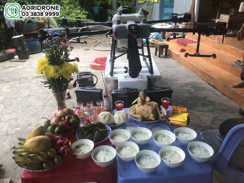 mâm cúng máy bay phun thuốc mới