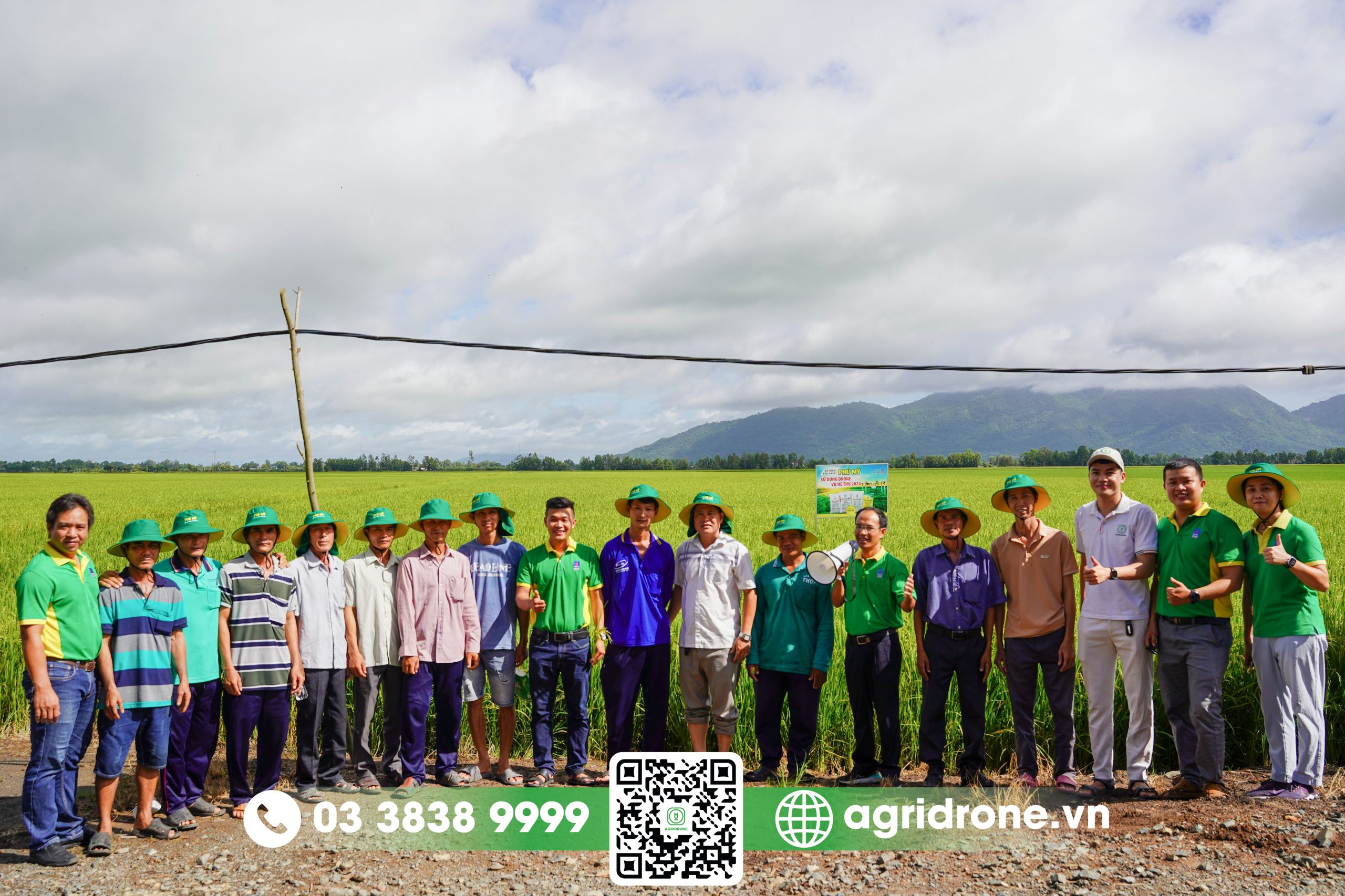 Nông dân phấn khởi áp dụng mô hình máy bay phun thuốc để bón phân Phú Mỹ