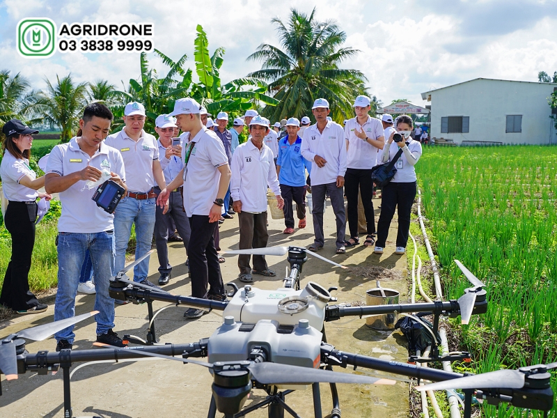 Drone AgriDrone trinh dien may bay phun thuoc tai Soc Trang 2