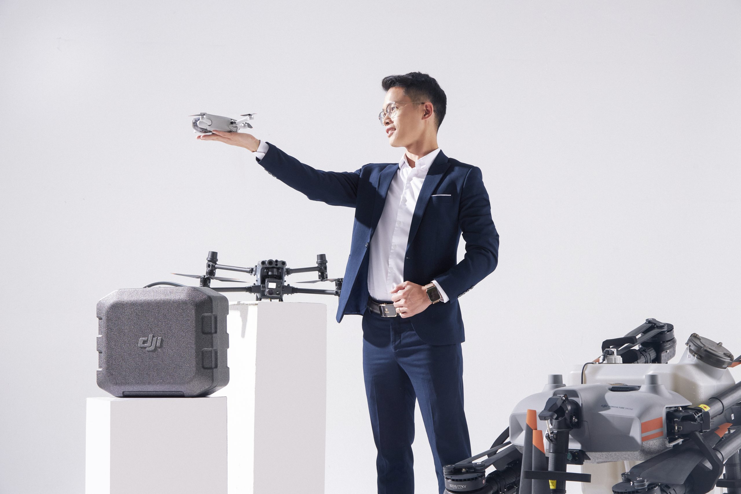 Chàng trai 9x ứng dụng máy bay không người lái vào nông nghiệp