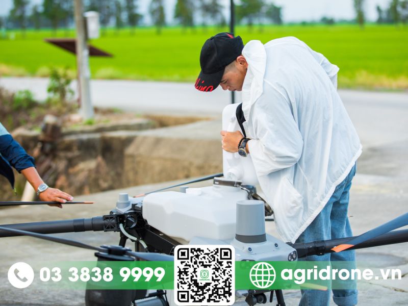 Hướng dẫn lắp đặt thùng rải máy bay phun thuốc DJI T50 đơn giản