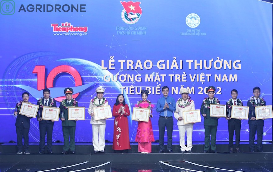 Nguyễn Văn Thiên Vũ nhận giải thưởng gương mặt trẻ Việt Nam 2022