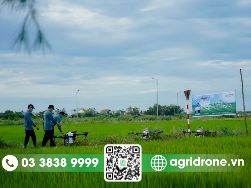 Trình diễn máy bay phun thuốc sâu tại Bắc Giang