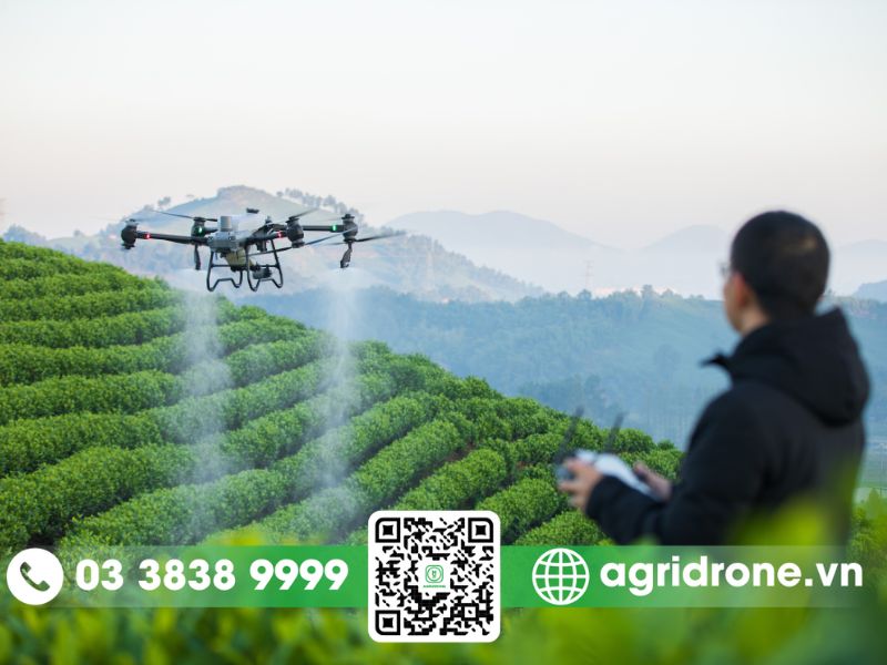 Nông nghiệp thông minh liên quan đến việc sử dụng nhiều phần mềm và thiết bị khác nhau để tối ưu hóa và tự động hóa các quy trình thông thường. Vậy có những thiết bị nông nghiệp thông minh nào được sử dụng phổ biến nhất? Không có một định nghĩa cố định nào về điều gì khiến một trang trại trở nên “thông minh”. Nhìn chung, nông nghiệp thông minh sử dụng những thiết bị công nghệ tiên tiến sau đây. AgriDrone sẽ cùng bạn tìm hiểu chi tiết về những thiết bị này và cách chúng có thể thay đổi hoàn toàn phương thức sản xuất nông nghiệp. Thiết bị nông nghiệp thông minh là gì? Thiết bị nông nghiệp thông minh là các loại máy móc, công cụ ứng dụng công nghệ tiên tiến như Internet vạn vật (IoT), trí tuệ nhân tạo (AI), dữ liệu lớn (Big Data) và tự động hóa để hỗ trợ sản xuất nông nghiệp. Những thiết bị này có khả năng thu thập, phân tích dữ liệu theo thời gian thực và tự động điều chỉnh hoạt động nhằm tối ưu hóa quá trình trồng trọt, chăn nuôi, tưới tiêu và bảo vệ cây trồng. Các thiết bị này giúp giảm thiểu công lao động, tiết kiệm tài nguyên, tăng năng suất và nâng cao chất lượng nông sản, đồng thời hạn chế tác động tiêu cực đến môi trường. Các thiết bị nông nghiệp thông minh phổ biến hiện nay Sự phát triển của công nghệ hiện đại đã tạo ra nhiều giải pháp tiên tiến giúp tối ưu hóa quy trình sản xuất nông nghiệp. AgriDrone sẽ giới thiệu những thiết bị đang được ứng dụng rộng rãi trong ngành nông nghiệp công nghệ cao. Máy bay nông nghiệp không người lái  Máy bay không người lái là thiết bị quan trọng trong nền nông nghiệp hiện đại, giúp tự động hóa các công đoạn như phun thuốc, gieo hạt và giám sát cây trồng. AgriDrone cung cấp nhiều dòng drone nông nghiệp được trang bị công nghệ AI và cảm biến hiện đại, tối ưu hóa quy trình sản xuất. DJI Agras T50: Trang bị bình chứa dung tích lớn, hệ thống phun tối ưu với radar mảng pha và camera kép, giúp nâng cao hiệu quả canh tác trên diện rộng. DJI Agras T40: Kết hợp giữa phun thuốc và rải phân, khả năng bay ổn định ngay cả trong điều kiện môi trường phức tạp. DJI Agras T20P: Thiết kế gọn nhẹ, phù hợp với các trang trại vừa và nhỏ, tích hợp hệ thống phun ly tâm kép giúp nâng cao hiệu suất sử dụng. Cảm biến nông nghiệp và hệ thống quan trắc môi trường Cảm biến nông nghiệp đóng vai trò quan trọng trong việc theo dõi và quản lý các yếu tố môi trường, giúp tối ưu điều kiện sinh trưởng của cây trồng và vật nuôi. Cảm biến độ ẩm đất: Giúp xác định chính xác thời điểm cần tưới nước, tránh lãng phí và bảo vệ tài nguyên nước. Cảm biến nhiệt độ, độ ẩm không khí: Giúp nhà nông điều chỉnh môi trường trong nhà kính hoặc ngoài trời một cách linh hoạt. Cảm biến ánh sáng: Được sử dụng trong hệ thống canh tác trong nhà hoặc nhà kính để tối ưu hóa quá trình quang hợp của cây trồng. Hệ thống tưới tiêu tự động Hệ thống tưới thông minh là giải pháp hiệu quả giúp tiết kiệm nước và đảm bảo cây trồng luôn được cung cấp lượng nước phù hợp. Tưới nhỏ giọt tự động: Cung cấp nước trực tiếp đến rễ cây, giúp tiết kiệm nước và tăng năng suất. Tưới phun mưa điều chỉnh thông minh: Hệ thống điều chỉnh lượng nước dựa trên dữ liệu cảm biến, đảm bảo đồng đều và phù hợp với từng loại cây trồng. Hệ thống tưới kết hợp AI: Sử dụng thuật toán AI để phân tích dữ liệu thời tiết, đất đai và tình trạng cây trồng, tự động điều chỉnh chế độ tưới. Robot nông nghiệp và máy móc tự động Việc ứng dụng robot trong nông nghiệp giúp giảm nhân công, tăng năng suất và hạn chế sai sót trong quá trình sản xuất. Robot thu hoạch tự động: Dùng cảm biến hình ảnh và AI để nhận diện độ chín của trái cây, rau màu và tiến hành thu hoạch chính xác. Máy cắt cỏ thông minh: Tự động nhận diện khu vực cần cắt, hoạt động linh hoạt trên mọi địa hình nông trại. Máy gieo hạt thông minh: Điều chỉnh lượng hạt giống và độ sâu gieo phù hợp với từng loại cây trồng. Hệ thống chăn nuôi thông minh Trong lĩnh vực chăn nuôi, việc ứng dụng công nghệ giúp giám sát sức khỏe vật nuôi và tối ưu quá trình chăm sóc. Chip theo dõi sức khỏe vật nuôi: Cung cấp dữ liệu về nhịp tim, nhiệt độ cơ thể và tình trạng sức khỏe của gia súc, gia cầm. Hệ thống cho ăn tự động: Tự động điều chỉnh lượng thức ăn theo độ tuổi, trọng lượng và sức khỏe của vật nuôi. Máy vệ sinh chuồng trại tự động: Giúp duy trì môi trường chăn nuôi sạch sẽ, hạn chế dịch bệnh. Những thiết bị này không chỉ giúp tối ưu hóa năng suất mà còn tạo ra sự thay đổi lớn trong cách thức canh tác và chăn nuôi, góp phần xây dựng nền nông nghiệp bền vững và hiện đại. Lợi ích khi ứng dụng thiết bị nông nghiệp thông minh Ứng dụng thiết bị nông nghiệp thông minh giúp nâng cao hiệu quả sản xuất, giảm chi phí và tối ưu quản lý. Những lợi ích chính gồm: Tăng năng suất và chất lượng nông sản Công nghệ giúp tự động hóa quy trình canh tác, giảm sai sót và đảm bảo cây trồng phát triển đồng đều. Máy bay nông nghiệp có thể phun thuốc chính xác, hạn chế thất thoát, giúp tăng năng suất từ 15 - 20% so với phương pháp thủ công. Tiết kiệm chi phí và nguồn lực Tự động hóa giúp giảm lao động tay chân, tiết kiệm nước, phân bón và thuốc bảo vệ thực vật. Drone phun thuốc có thể giảm 90% lượng nước, tiết kiệm 30 - 50% thuốc bảo vệ thực vật và cắt giảm 60 - 80% công lao động. Giảm tác động đến môi trường Công nghệ giúp sử dụng thuốc trừ sâu và phân bón có kiểm soát, hạn chế ô nhiễm đất và nguồn nước. Hệ thống tưới tiêu tự động cũng giúp tối ưu lượng nước, tránh lãng phí. Quản lý chính xác, ra quyết định tốt hơn Cảm biến và hệ thống giám sát giúp theo dõi tình trạng cây trồng theo thời gian thực. Dữ liệu thu thập hỗ trợ chủ trang trại đưa ra quyết định dựa trên số liệu thay vì kinh nghiệm, giảm rủi ro và tối ưu sản xuất. Cách chọn thiết bị nông nghiệp thông minh cho canh tác Lựa chọn thiết bị phù hợp giúp đảm bảo hiệu quả đầu tư. Các yếu tố quan trọng cần xem xét gồm: Nhu cầu thực tế Xác định mô hình sản xuất và yêu cầu cụ thể. Ví dụ, máy bay phun thuốc phù hợp với canh tác quy mô lớn, trong khi hệ thống cảm biến môi trường phù hợp với nhà kính. Khả năng tích hợp Thiết bị cần tương thích với hệ thống hiện có, dễ dàng nâng cấp và mở rộng khi cần. Hỗ trợ kỹ thuật và bảo hành Chọn nhà cung cấp có dịch vụ hỗ trợ rõ ràng, hướng dẫn sử dụng và bảo trì tốt. AgriDrone cung cấp dịch vụ bảo hành và hỗ trợ vận hành giúp người dùng yên tâm trong quá trình sử dụng. Hiệu quả kinh tế Cân nhắc chi phí đầu tư so với lợi ích lâu dài. Thiết bị có giá cao nhưng giúp tiết kiệm chi phí nhân công, vật tư, giảm hao hụt và tăng năng suất. Trên đây là những thông tin về các loại thiết bị nông nghiệp thông minh hiện nay. AgriDrone Việt Nam cung cấp các giải pháp nông nghiệp thông minh gồm: máy bay phun thuốc trừ sâu DJI Agras T30, DJI Agras T20P, DJI Agras T40, DJI Agras T500, DJI Agras T25. AgriDrone Việt Nam luôn đi đầu trong việc khám phá các công nghệ mới, đưa nền nông nghiệp Việt Nam ngày càng phát triển, nâng cao chất lượng cuộc sống người nông dân trong bối cảnh hội nhập quốc tế.