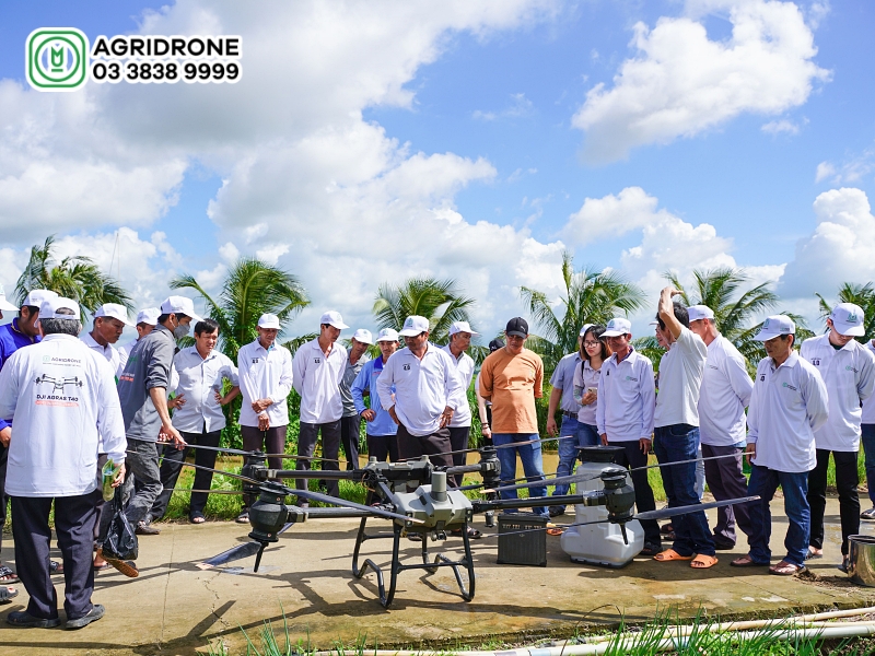 Drone AgriDrone trinh dien may bay phun thuoc tai Soc Trang 4