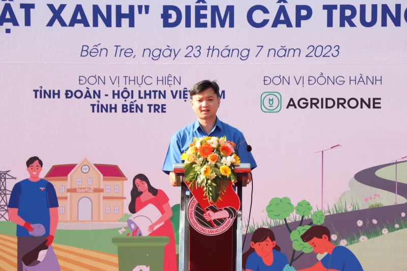 Đồng chí Nguyễn Minh Triết - Bí thư BCH Trung ương Đoàn, Chủ tịch Trung ương Hội Sinh viên Việt Nam phát biểu tại Lễ ra quân