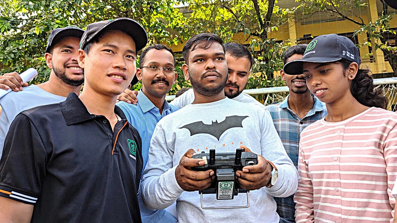 Anh Nguyễn Khắc Chính (áo đen) với kinh nghiệm bay hàng ngàn héc ta hướng dẫn sinh viên Ấn Độ học lái