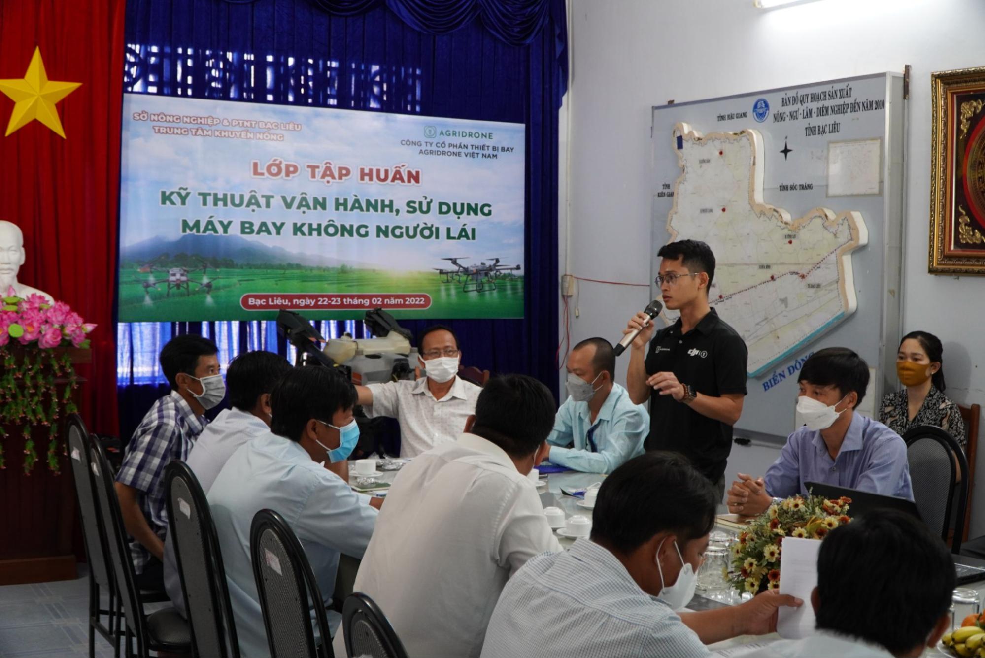 Nguyễn Văn Thiên Vũ giới thiệu với nông dân áp dụng khoa học vào nông nghiệp