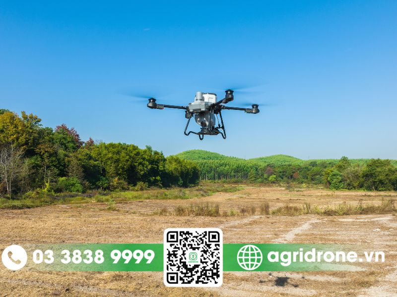 Ứng dụng máy bay phun thuốc AgriDrone bón phân cho mãng cầu