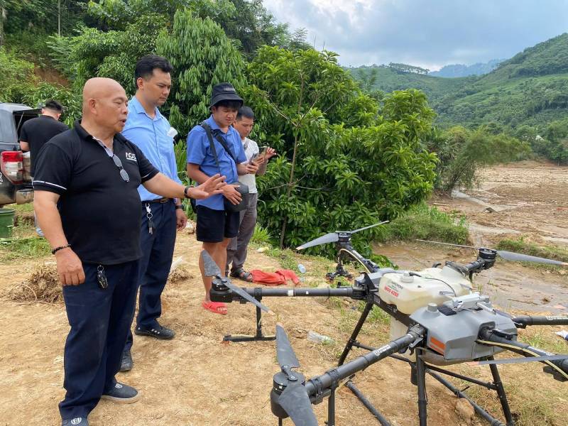 AgriDrone Việt Nam và T.Ư Đoàn phun khử khuẩn bằng máy bay tại làng Nủ