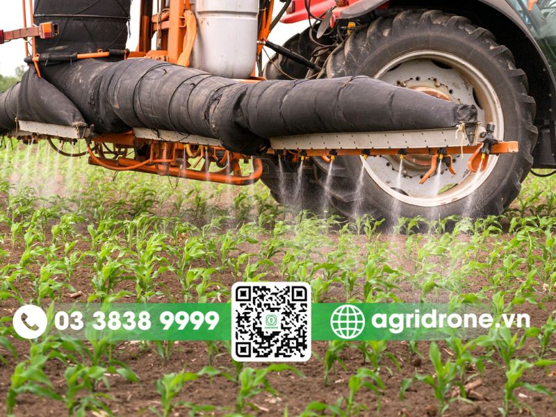 Máy phun thuốc, dàn phun gắn máy kéo cho cây ngô