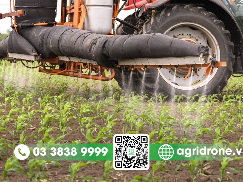 Máy phun thuốc, dàn phun gắn máy kéo phun thuốc trừ sâu cho cây ngô

